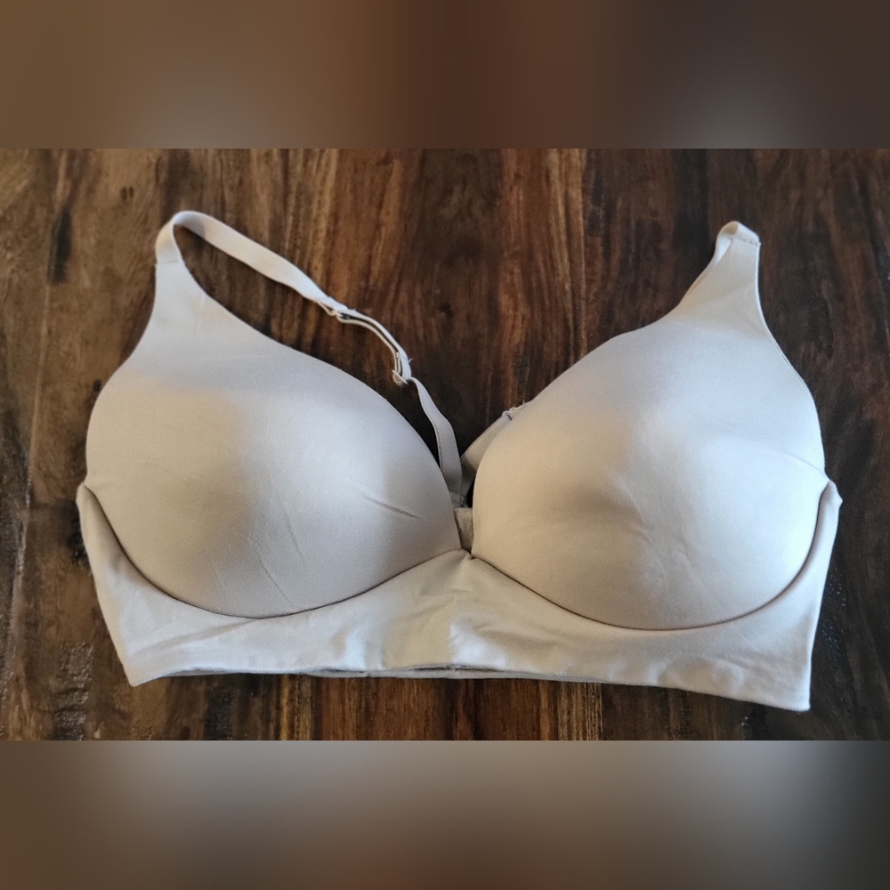 BODY by VICTORIA SECRET SZ 36D Comfortable Beige Bra